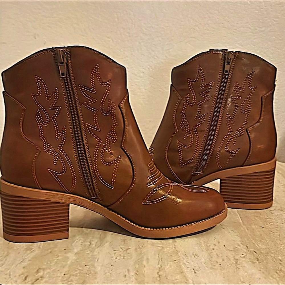 PIZZ ANNU Women’s embroidered western cowboy ankle boots. Size 8. Never worn.